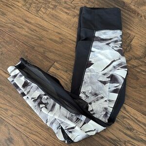 Athleta black and white Vivid Salutation leggings